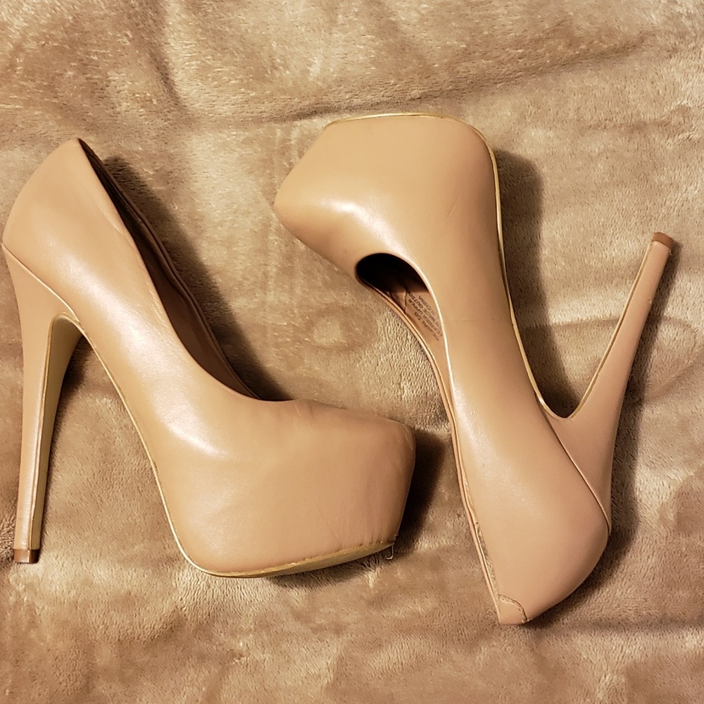 Gently worn Steve Madden hidden platform pumps